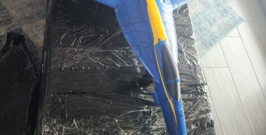 Machetă F/A-18 Super Hornet printată 3D și vopsită în culorile Blue Angels